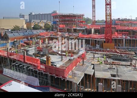 Costruzione in corso sullo sviluppo residenziale della Royal Exchange a Kingston upon Thames, Surrey, Regno Unito. Autunno 2020. Foto Stock