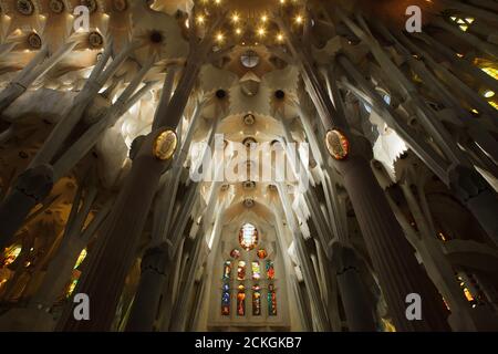 Interno del transetto della Sagrada Família (Basílica de la Sagrada Família) progettato dall'architetto modernista catalano Antoni Gaudí a Barcellona, Catalogna, Spagna. Nella foto si vede la parte occidentale del transetto con la vetrata della Passione. Foto Stock