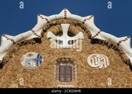 Guardhouse (Casa del Guarda) nel Parco Güell progettato dall'architetto modernista catalano Antoni Gaudí e costruito tra il 1900 e il 1914 a Barcellona, Catalogna, Spagna. Foto Stock