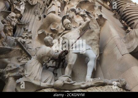 Massacro degli Innocenti raffigurato sulla facciata della Natività della Sagrada Família (Basílica de la Sagrada Família) progettato dall'architetto modernista catalano Antoni Gaudí a Barcellona, Catalogna, Spagna. La facciata della Natività fu progettata dallo stesso Antoni Gaudí e costruita tra il 1894 e il 1930. Le statue sono state scolpite dallo scultore modernista catalano Llorenç matamala i Piñol. Foto Stock