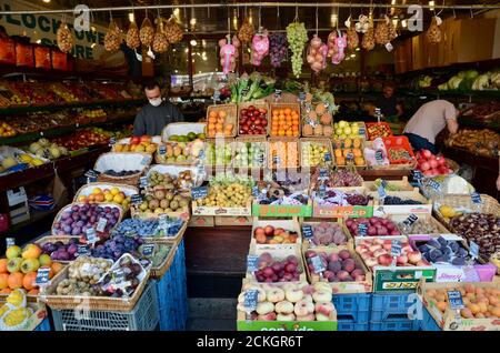 impressionante esposizione al negozio di frutta e verdura della torre di clock nel crouch Fine nord londra inghilterra Regno Unito Foto Stock