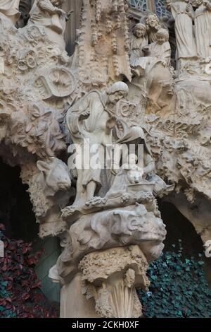 Presepio raffigurato sulla facciata della Natività della Sagrada Família (Basílica de la Sagrada Família) progettato dall'architetto modernista catalano Antoni Gaudí a Barcellona, Catalogna, Spagna. La facciata della Natività fu progettata dallo stesso Antoni Gaudí e costruita tra il 1894 e il 1930. Le statue sono state scolpite dallo scultore modernista catalano Llorenç matamala i Piñol. Foto Stock