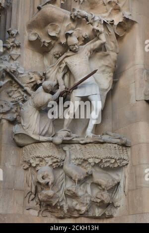 Massacro degli Innocenti raffigurato sulla facciata della Natività della Sagrada Família (Basílica de la Sagrada Família) progettato dall'architetto modernista catalano Antoni Gaudí a Barcellona, Catalogna, Spagna. La facciata della Natività fu progettata dallo stesso Antoni Gaudí e costruita tra il 1894 e il 1930. Le statue sono state scolpite dallo scultore modernista catalano Llorenç matamala i Piñol. Foto Stock