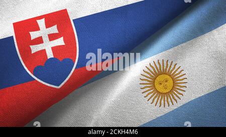 Slovacchia e Argentina due bandiere tessuto tessuto, tessuto Foto Stock