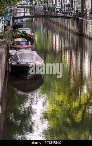 Barche ancorate in uno dei canali di Amsterdam, Paesi Bassi Foto Stock