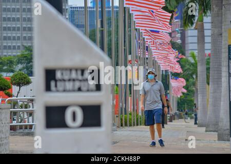 (200916) -- KUALA LUMPUR, 16 settembre 2020 (Xinhua) -- UN uomo che indossa la maschera cammina vicino alla Piazza Merdeka a Kuala Lumpur, Malesia, 16 settembre 2020. La Malesia ha segnalato 62 nuove infezioni COVID-19, il Ministero della Salute ha detto Mercoledì, portando il totale nazionale a 10,031. (Foto di Chong Voon Chung/Xinhua) Foto Stock