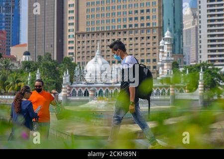 (200916) -- KUALA LUMPUR, 16 settembre 2020 (Xinhua) -- UN uomo che indossa la maschera cammina vicino alla Piazza Merdeka a Kuala Lumpur, Malesia, 16 settembre 2020. La Malesia ha segnalato 62 nuove infezioni COVID-19, il Ministero della Salute ha detto Mercoledì, portando il totale nazionale a 10,031. (Foto di Chong Voon Chung/Xinhua) Foto Stock