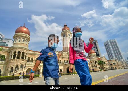 (200916) -- KUALA LUMPUR, 16 settembre 2020 (Xinhua) -- i bambini che indossano le maschere giocano vicino alla Piazza Merdeka a Kuala Lumpur, Malesia, 16 settembre 2020. La Malesia ha segnalato 62 nuove infezioni COVID-19, il Ministero della Salute ha detto Mercoledì, portando il totale nazionale a 10,031. (Foto di Chong Voon Chung/Xinhua) Foto Stock