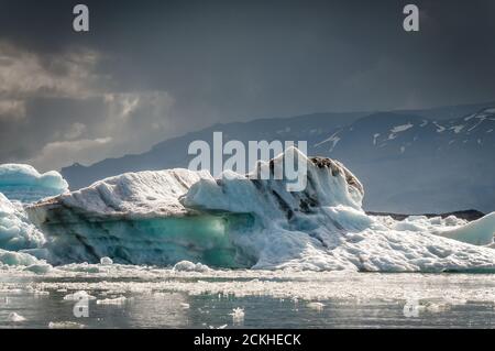 Iceberg Jökulsárlón sul ghiacciaio (Fiume) Laguna durante una giornata di sole a destra prima di una tempesta in Islanda Foto Stock