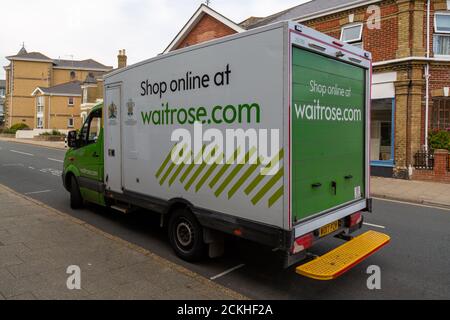 Un camion della drogheria Waitrose per la consegna a domicilio parcheggiato a lato di una strada Foto Stock