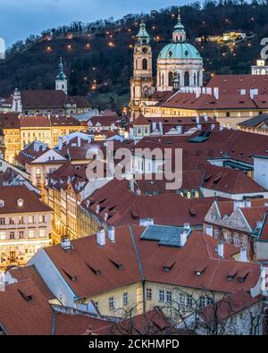 Chiesa di San Nicola nella città piccola di Praga come si può vedere dal Castello di Praga Foto Stock