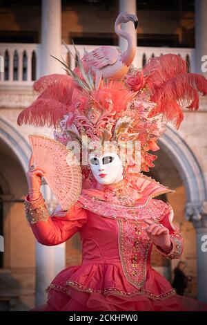 Costume/maschera carnevale tradizionale che posa la mattina presto sul lungomare durante un alba al carnevale annuale a Venezia, Italia Foto Stock