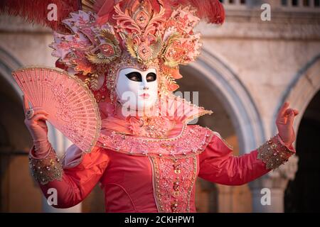 Costume/maschera carnevale tradizionale che posa la mattina presto sul lungomare durante un alba al carnevale annuale a Venezia, Italia Foto Stock