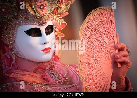 Costume/maschera carnevale tradizionale che posa la mattina presto sul lungomare durante un alba al carnevale annuale a Venezia, Italia Foto Stock