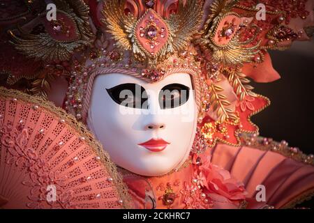 Costume/maschera carnevale tradizionale che posa la mattina presto sul lungomare durante un alba al carnevale annuale a Venezia, Italia Foto Stock