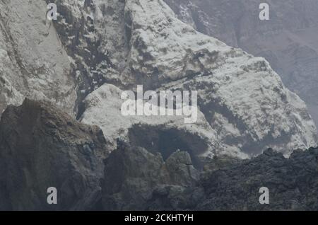 Scogliere di mare ricoperte di guano, escrementi di mare. Las Cuevas. Regione di Arica y Parinacota. Cile. Foto Stock