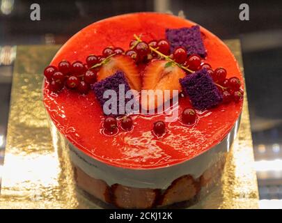 Una torta Big Mix Red Berry in Patisserie Foto Stock