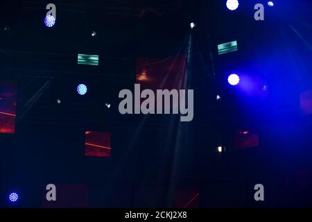 Illuminazione del palco su sfondo blu scuro. Foto Stock