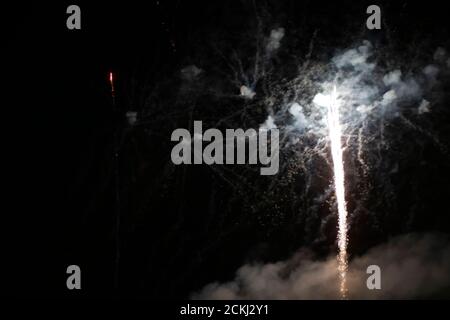 Parte di fuochi d'artificio con fumo su sfondo nero. Foto Stock