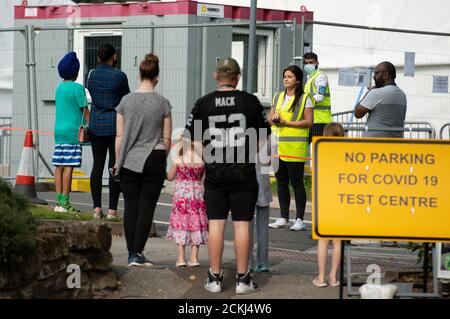 I membri del pubblico parlano con il personale mentre si accodano in una struttura di test del coronavirus all'Università di Birmingham. Foto Stock