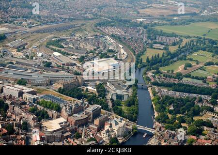 Una vista aerea della città di York, dello Yorkshire del Nord, dell'Inghilterra del Nord, del Regno Unito che mostra la stazione ferroviaria e l'area di sviluppo dietro Foto Stock