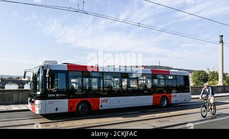 Praga, Repubblica Ceca. 16 Set 2020. La Prague Public Transit Company (DPP) ha presentato l'autobus SOR NB 12 in nuovi colori del trasporto integrato di Praga (PID) il 16 settembre 2020, a Praga, Repubblica Ceca. Credit: Michal Kamaryt/CTK Photo/Alamy Live News Foto Stock