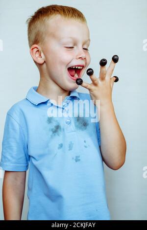 macchie nere su una t-shirt blu Foto Stock