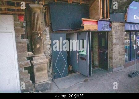 Teatro Alhambra, Morecambe, Lancashire, United Kingdom16 settembre 2020 i lavori all'ingresso del Carlton Night Club di Morecambe hanno rivelato colonne di pietra nascoste da oltre cinquant'anni. Dietro lavori in blocchi di pietra è ora prevista la ricostruzione dell'ingresso al Carlton, che era originalmente l'Alhambra Music Hall che Aperto nel 1901 e survuved un fuoco devestating negli anni '70 Credit: PN News/Alamy Live News Foto Stock