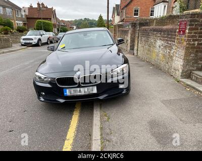 Un'auto parcheggiata su un marciapiede a Surrey, Inghilterra. Il blocco dei marciapiedi per i pedoni è diventato un problema crescente nel Regno Unito e nel Regno Unito Foto Stock