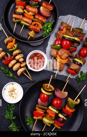 Kebab grigliati con carne, funghi e verdure Foto Stock