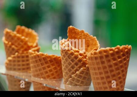 Quattro coni di gelato in fila da vicino Foto Stock