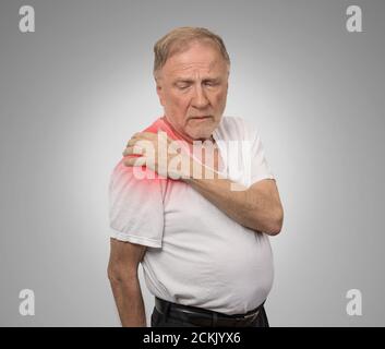 uomo anziano con dolore alle spalle Foto Stock