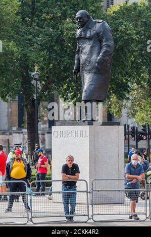 Un uomo pro Brexit, in un cappello "make Britain great again", "guardie", con gli amici, La statua di Churchill si affaccia ai manifestanti pro-UE di fronte al Parlamento - proteste al di fuori del Parlamento mentre il governo spinge attraverso il suo disegno di legge sul mercato interno che stabilisce norme su settori come il riconoscimento reciproco per mantenere il commercio senza soluzione di continuità. Ma il disegno di legge, controverso, include anche il potere per il governo di modificare alcune parti dell’accordo di ritiro, firmato da Boris Johnson e dall’UE a gennaio, come ad esempio per gli elementi legati alla prevenzione di un confine duro post-Brexit tra l’Irlanda del Nord e la Repubblica di i Foto Stock