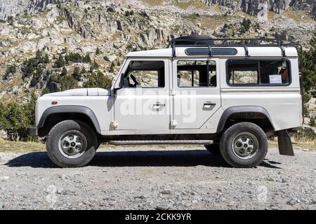 ESPOT, SPAGNA-5 SETTEMBRE 2020: Station wagon Land Rover Defender 110 in piedi su una strada di montagna (vista laterale) Foto Stock