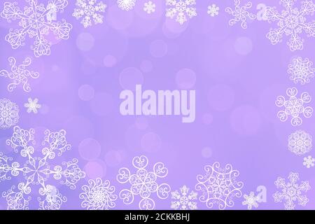 Natale abstract blur inverno caduta neve viola lavanda bokeh sfondo con fiocchi di neve unici. Luci lucide e offuscate. Natale e nuovo Foto Stock