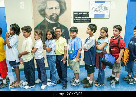 Miami Florida, Frederick Douglass Elementary School, basso reddito, studenti, ragazzi ispanici ragazze, corridoio linea in piedi coda ritratto storico Foto Stock