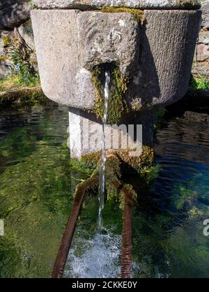 Cantal (15) Albepierre-Bredons. La fontaine de Bredons // Francia. Cantal (15) Albepierre Bredons. La fontana di Bredons Foto Stock