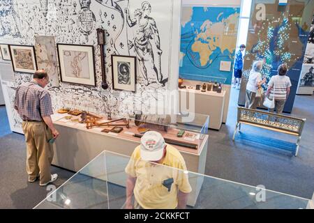 Newport News Virginia, Mariners' Museum and Park, mostre di storia all'interno mostra manufatti visitatori uomini che visitano Foto Stock