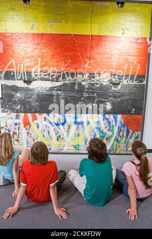 Newport News Virginia, storia del Museo della Guerra, mostra collezione mostra sezione muro di Berlino, teen teen teens boys girls looking, punto di riferimento per i visitatori Foto Stock