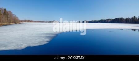 Lago di fusione del ghiaccio a molla , Finlandia Foto Stock