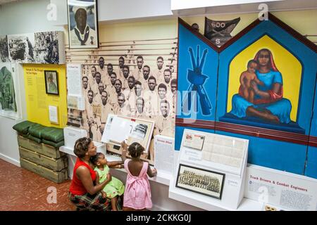 Virginia Newport News War Museum, mostra storia collezione mostra, poster mostra esercito Navy militare, donna africana nera madre femminile, ragazzo maschio g Foto Stock