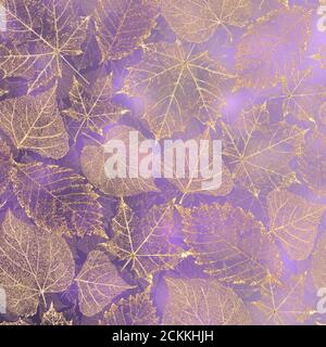 Autunno fata colore sfondo quadrato. Bello oro dorato scheletro trasparente foglie delicato motivo texture su sfondo viola bokeh. Foto Stock