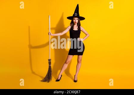 Vista completa del corpo della sua bella-bella lei attraente mago grazioso sottile e sottile della signora che tiene in scopa della mano mop ad avambraccio isolato luminoso Foto Stock