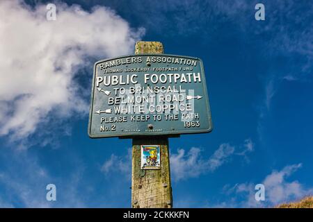 Rambla associazione Thomas Lockerby Footpath segno di fondo indicato indicazioni per Brinscall, Belmont Road, White Coppice. West Pennine Way, Lancashire, Foto Stock