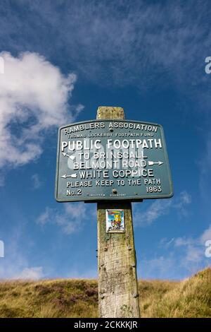 Rambla associazione Thomas Lockerby Footpath segno di fondo indicato indicazioni per Brinscall, Belmont Road, White Coppice. West Pennine Way, Lancashire, Foto Stock