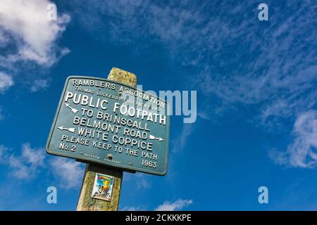 Rambla associazione Thomas Lockerby Footpath segno di fondo indicato indicazioni per Brinscall, Belmont Road, White Coppice. West Pennine Way, Lancashire, Foto Stock