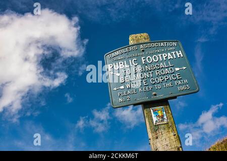 Rambla associazione Thomas Lockerby Footpath segno di fondo indicato indicazioni per Brinscall, Belmont Road, White Coppice. West Pennine Way, Lancashire, Foto Stock