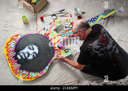 Fareham, Hampshire, Regno Unito. 16 settembre 2020. Un artista dell'Hampshire ha creato un'opera d'arte accattivante per celebrare il 50° anniversario della morte di Jimi Hendrix. Alta oltre 7 metri a forma di chitarra fender stratocaster, l'opera d'arte è stata creata dall'artista Innes Marlow per rendere omaggio al leggendario musicista morto il 18 settembre 1970. Credit Stuart Martin/Alamy Live News Foto Stock