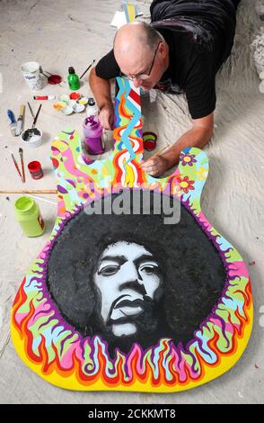 Fareham, Hampshire, Regno Unito. 16 settembre 2020. Un artista dell'Hampshire ha creato un'opera d'arte accattivante per celebrare il 50° anniversario della morte di Jimi Hendrix. Alta oltre 7 metri a forma di chitarra fender stratocaster, l'opera d'arte è stata creata dall'artista Innes Marlow per rendere omaggio al leggendario musicista morto il 18 settembre 1970. Credit Stuart Martin/Alamy Live News Foto Stock