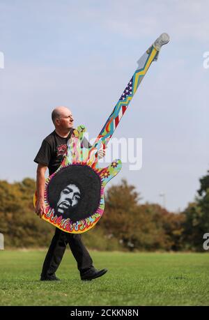 Fareham, Hampshire, Regno Unito. 16 settembre 2020. Un artista dell'Hampshire ha creato un'opera d'arte accattivante per celebrare il 50° anniversario della morte di Jimi Hendrix. Alta oltre 7 metri a forma di chitarra fender stratocaster, l'opera d'arte è stata creata dall'artista Innes Marlow per rendere omaggio al leggendario musicista morto il 18 settembre 1970. Credit Stuart Martin/Alamy Live News Foto Stock